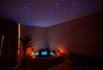 Porta del Golfo Apartments & Suites has rooms with a private hot tub