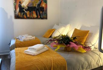 LES DEMOISELLES DE ROCHEFORT has Balcony rooms