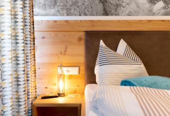 Noreia Pitla has Balcony rooms