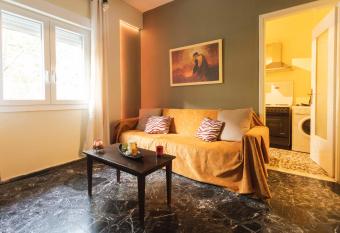 Lovely small apartment at Heraklion center allows 18 year olds to book a room