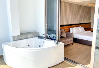 Triton Prestige Seaview and Spa has rooms with a private hot tub