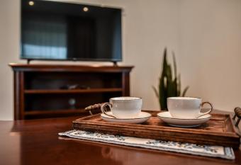 Bodrog33 Riverhouse has rooms with a private hot tub