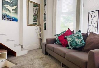 Cute & Cosy Loft-Style Studio close to Beach allows 18 year olds to book a room