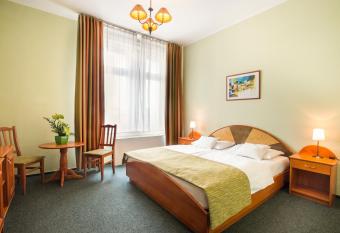 Baross City Hotel - Budapest allows 18 year olds to book a room