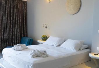 Demilmar Luxury Suites has Balcony rooms