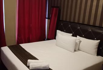 HOTEL SRI IMPIAN allows 18 year olds to book a room