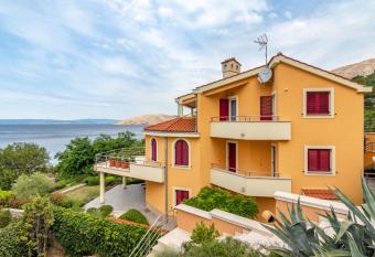 Apartment Smokvina has Balcony rooms