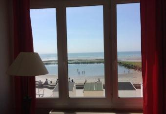 Appartement sur la digue avec vue sur mer has Balcony rooms