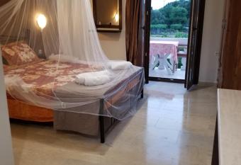 AlexMar studio 3 has Balcony rooms