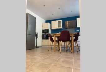 Maison cosy centre de N  mes allows 18 year olds to book a room