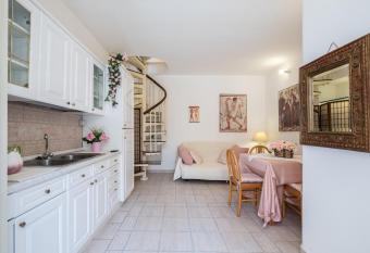                La perla Rosa nel centro storico a Carloforte has Balcony rooms