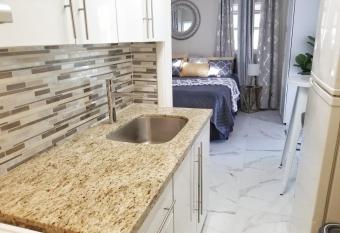 Glam Private Studio 4 Miles from Beach allows 18 year olds to book a room