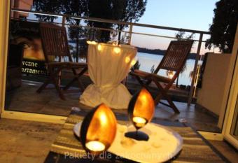 EGZOTYCZNE Meeru w Krainie Alicji allows 18 year olds to book a room