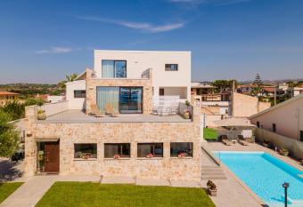 Elaia Rooms has Balcony rooms