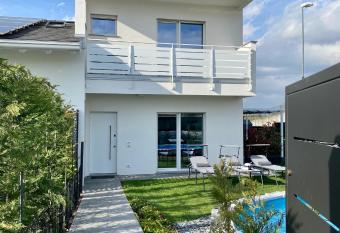 Villa Carlotta has Balcony rooms