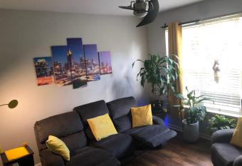 minutes from downtown 3br stylishhome-free parking has Balcony rooms