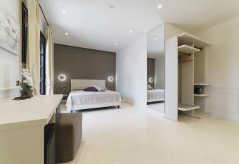 Caffetteria Luca Suite & Rooms has rooms with a private hot tub