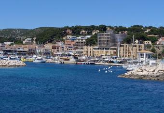 JOLI PETIT STUDIO AU CENTRE DE CARRY LE ROUET allows 18 year olds to book a room