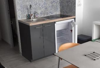 Studio les pieds dans l eau 30m de la plage allows 18 year olds to book a room