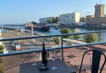 Vue panoramique mer et chenal m  me de la chambre 50m2 refait    neuf situation id  ale en option garage ferm   priv   has Balcony rooms