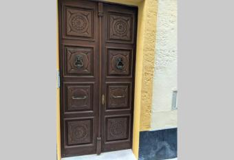 Lindo apartamento en el centro hist  rico de C  diz allows 18 year olds to book a room