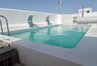 Lindo piso en el centro hist  rico de C  diz allows 18 year olds to book a room