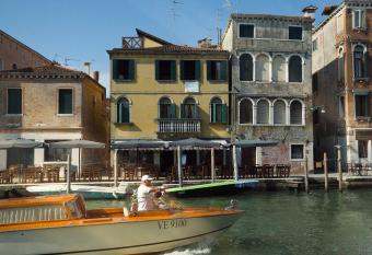Casa Virginia direct at the canal Cannaregio with own roof terrace has rooms with a private hot tub