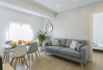 Feel Welcome Barcelona has Balcony rooms