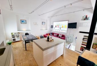 Captivating central Family Seaside holiday home has Balcony rooms