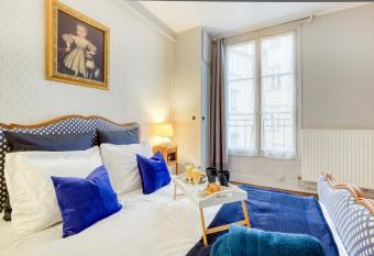 * Le Versaillais*2 min    pied du Ch  teau allows 18 year olds to book a room