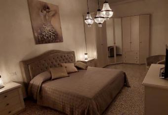 LA CASA SOTTO IL CASTELLO allows 18 year olds to book a room