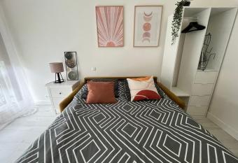 HanaHome Studio proche Versailles et Paris has Balcony rooms