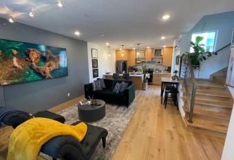 Cheerful new modern townhome close to downtown has Balcony rooms