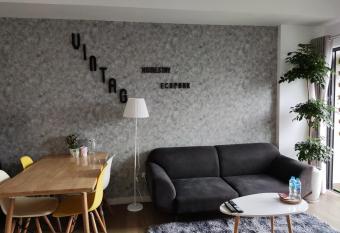 H2 Homestay - Ecopark, V  n Giang, H  ng Y  n has Balcony rooms