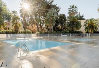 Spacieux 2 pi  ces au calme    5 min des plages has Balcony rooms