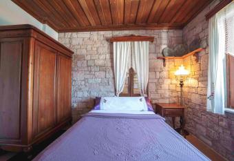 Cunda Tas Konak Otel allows 18 year olds to book a room