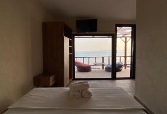 Elma Beach Bungalow allows 18 year olds to book a room