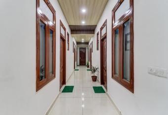 OYO Flagship K7 Regency allows 18 year olds to book a room