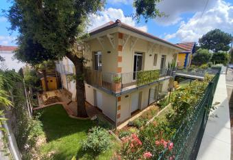 VILLA DEGANNE T2 Plein sud allows 18 year olds to book a room