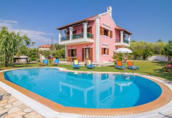 Villa Emilia has Balcony rooms