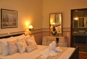 Chersonissos Villa Elite has rooms with a private hot tub