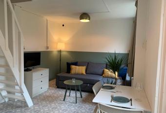 Studio aan het strand allows 18 year olds to book a room