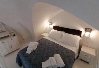 La casetta nel vicolo allows 18 year olds to book a room