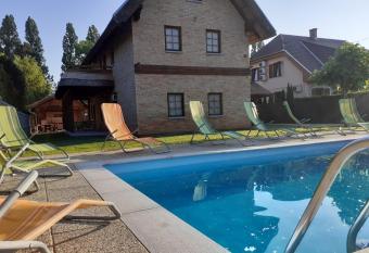 Lisztes Apartman (medenc  s, n  dfedeles, Zam  rdi) has Balcony rooms