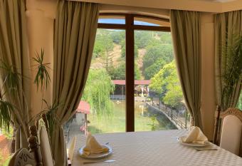 Rritja e Koranit has Balcony rooms