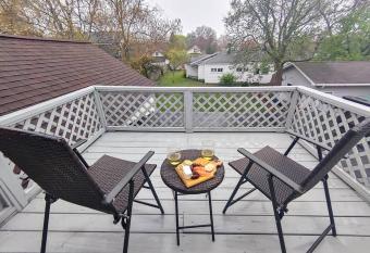 Historic w/deck, king bed & air by Lake Michigan has Balcony rooms