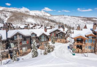 Ironwood Empire Pass Luxury Ski In Ski Out Deer Valley Five Bedroom Home Private Hot Tub has rooms with a private hot tub