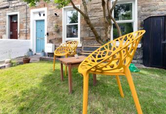 Cozy with Character Cochrane Cottage at Leith Links Park has Balcony rooms