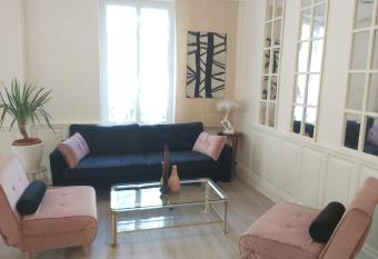 LA MAISON DU 16 has Balcony rooms