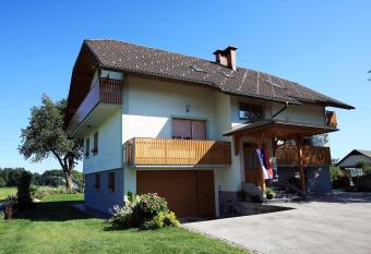 Hi  a na Vrtu allows 18 year olds to book a room